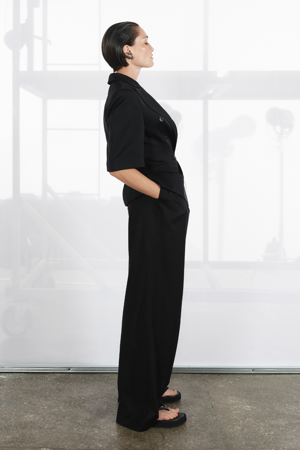 Чорні брюки-палаццо — свобода руху