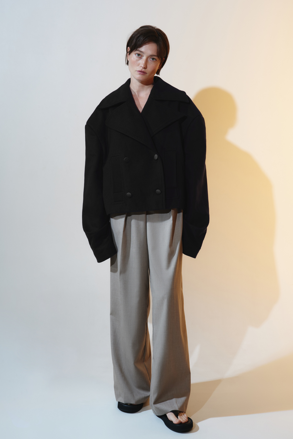 Чорне вкорочене пальто «Тиха влада»