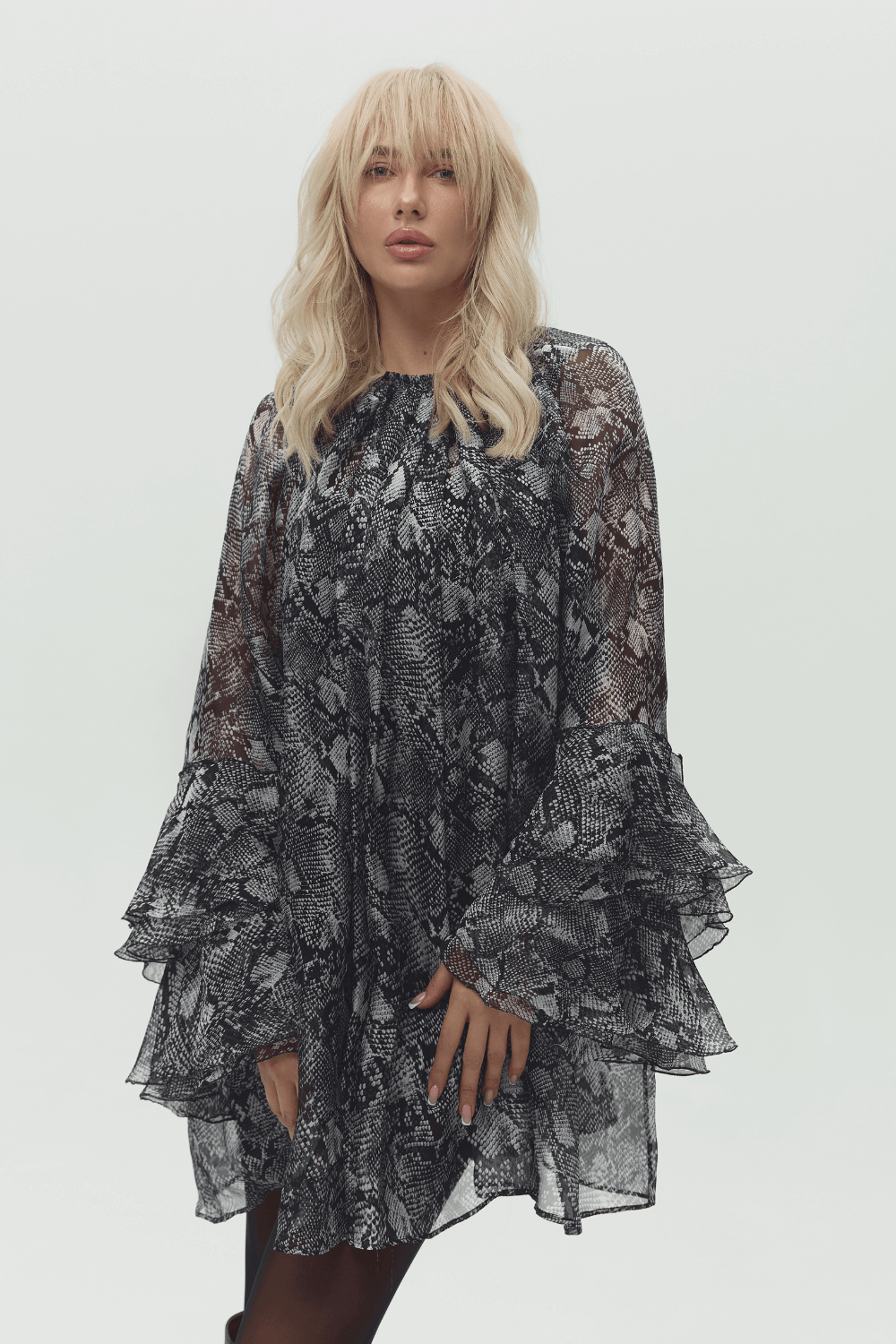 Прозора сукня зі зміїним принтом