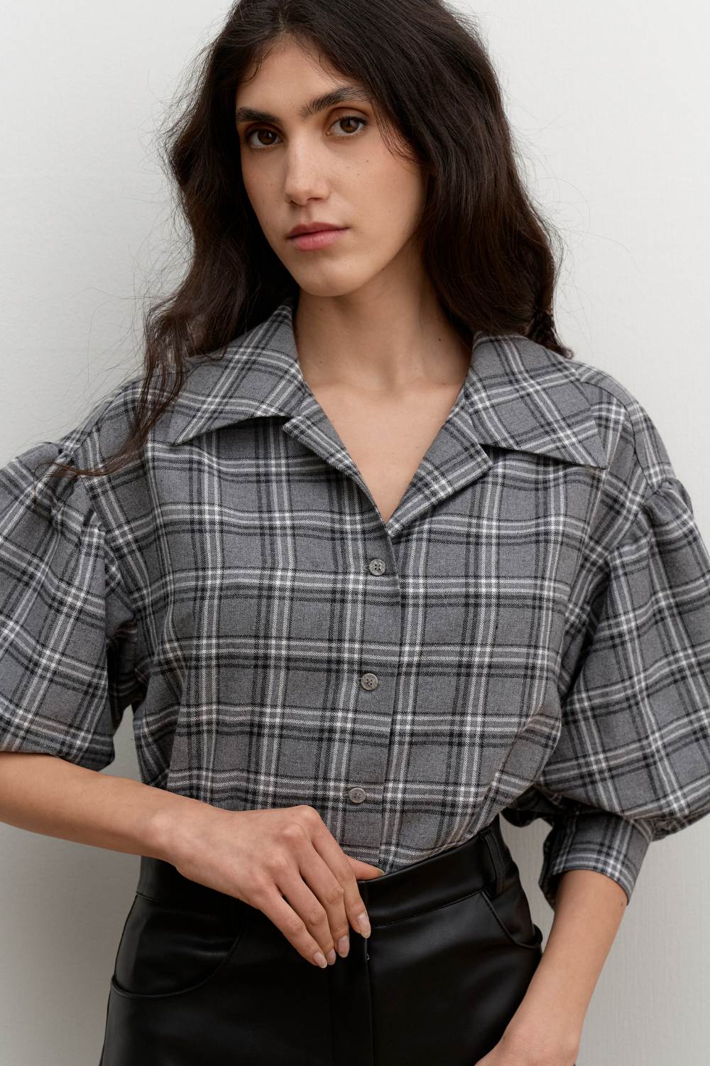 Сіра ФЛАНЕЛЕВА СОРОЧКА З АКЦЕНТНИМИ РУКАВАМИ