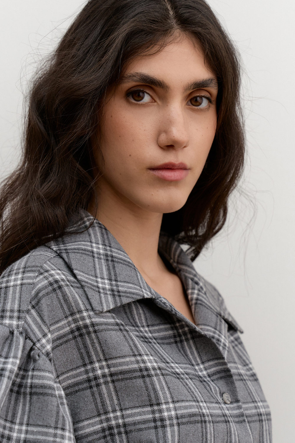 Сіра ФЛАНЕЛЕВА СОРОЧКА З АКЦЕНТНИМИ РУКАВАМИ