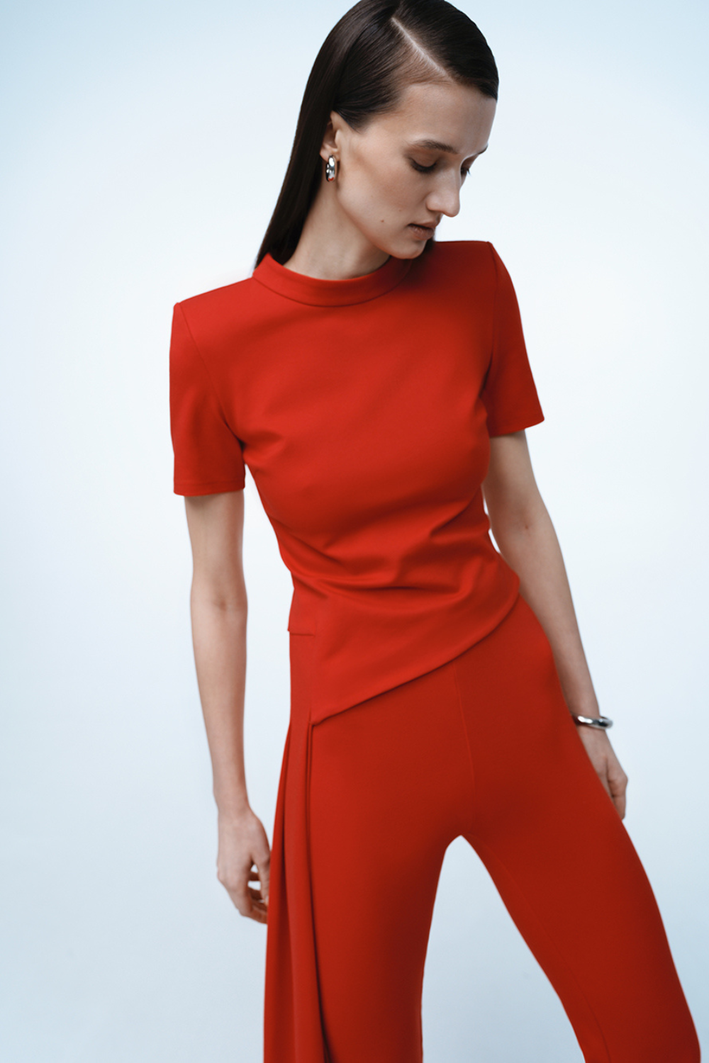 Костюм червоний з віскози з довгим паском