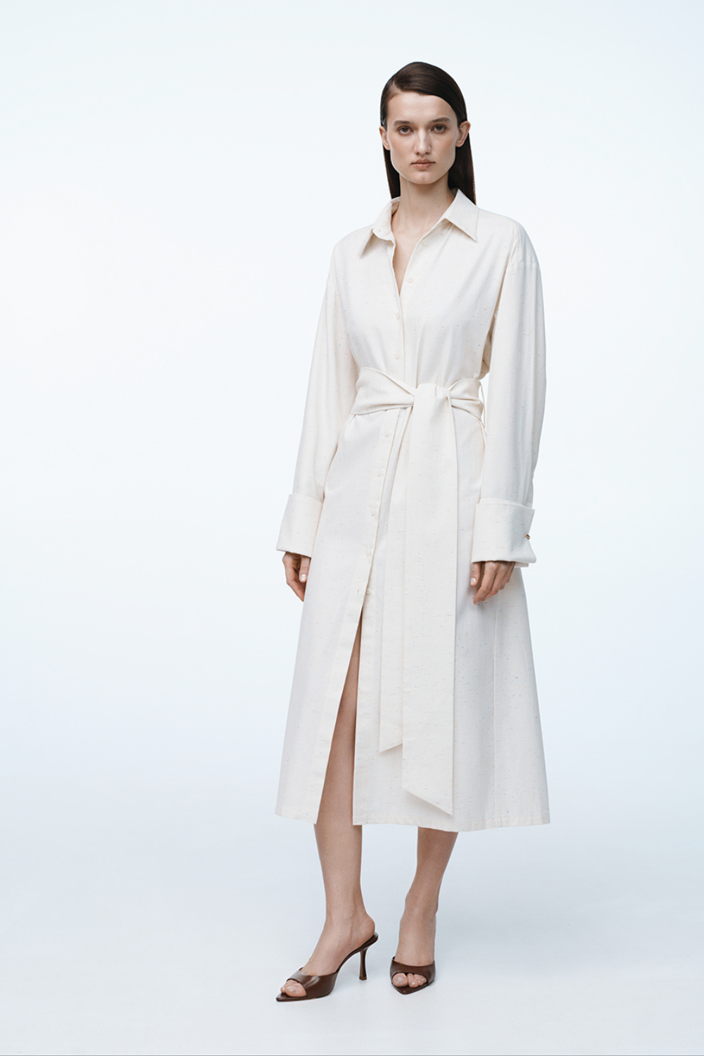 Сукня з широким довгим паском і запонками на рукавах