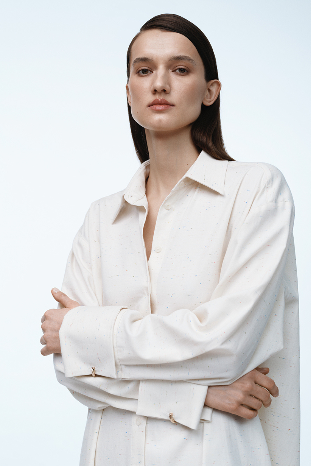 Сукня з широким довгим паском і запонками на рукавах