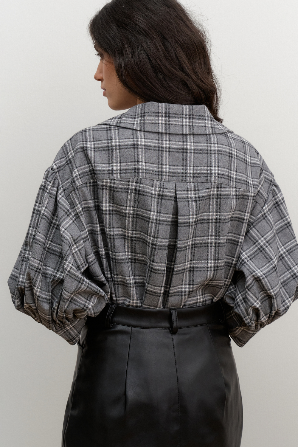 Сіра ФЛАНЕЛЕВА СОРОЧКА З АКЦЕНТНИМИ РУКАВАМИ