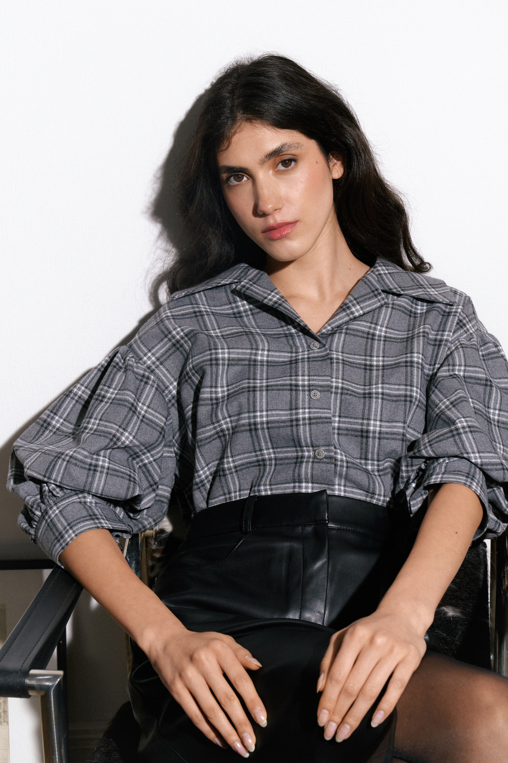 Сіра ФЛАНЕЛЕВА СОРОЧКА З АКЦЕНТНИМИ РУКАВАМИ